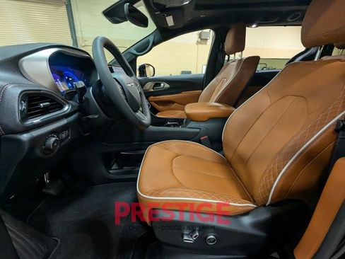 New 2026 Chrysler Pacifica Pinnacle image 24