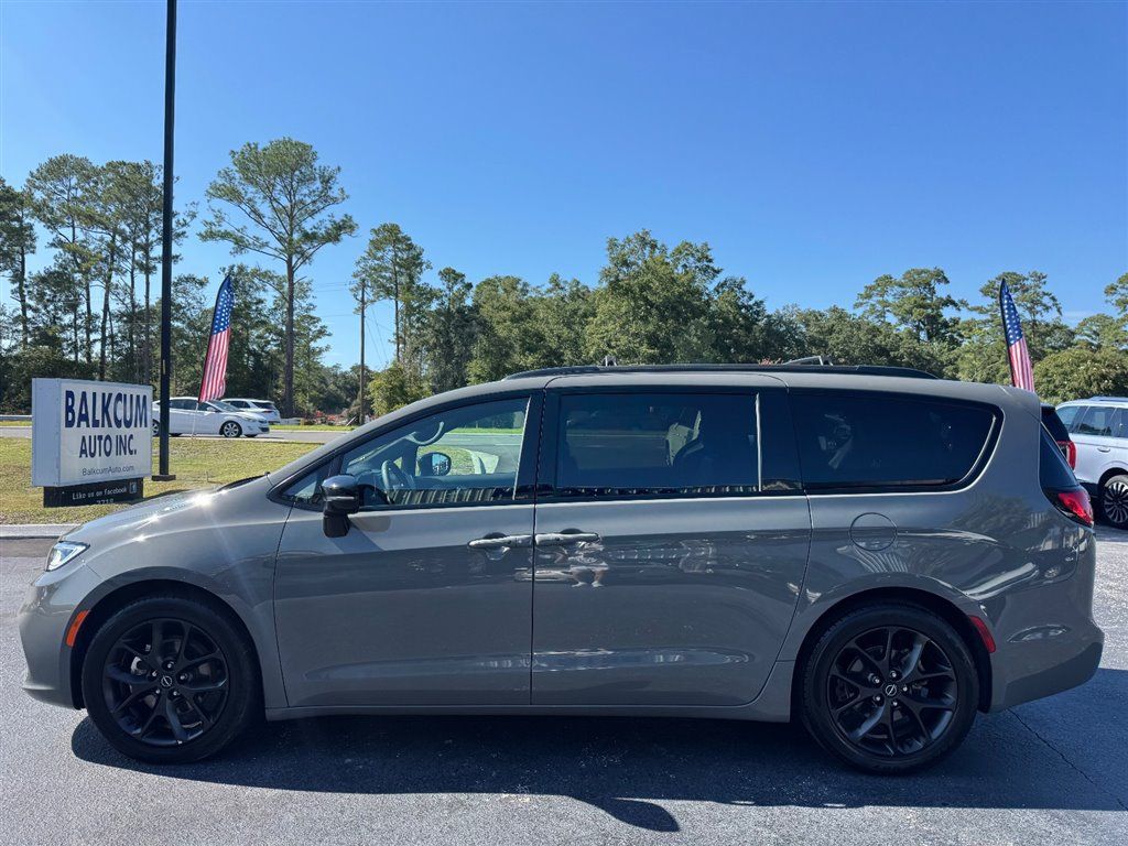Used 2025 Chrysler Pacifica Limited FWD image 5