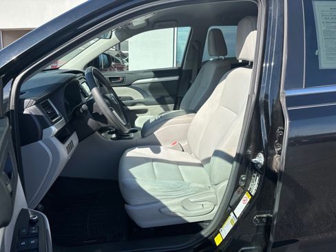 Used 2015 Toyota Highlander LE image 10