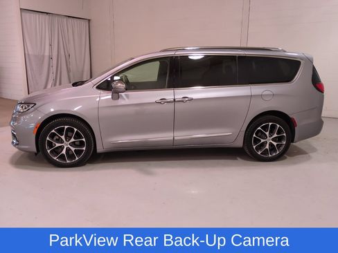Used 2021 Chrysler Pacifica Limited AWD/4WD image 6