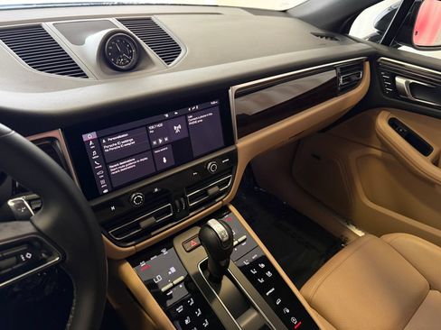 Certified 2024 Porsche Macan S AWD/4WD image 18