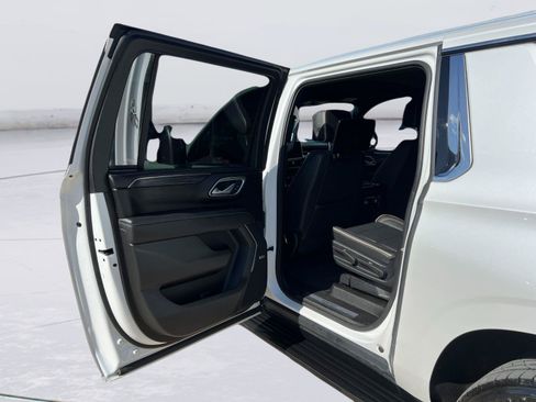 Used 2023 GMC Yukon XL SLT w/ SLT Luxury Package RWD image 19