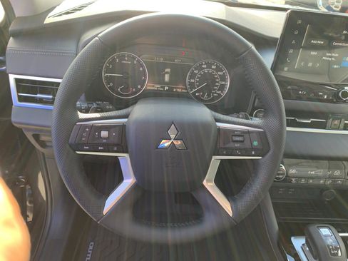 New 2025 Mitsubishi Outlander SE image 13