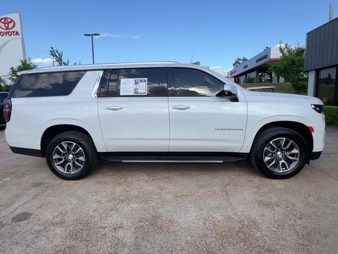 Used 2023 Chevrolet Suburban LT w/ Luxury Package RWD image 7