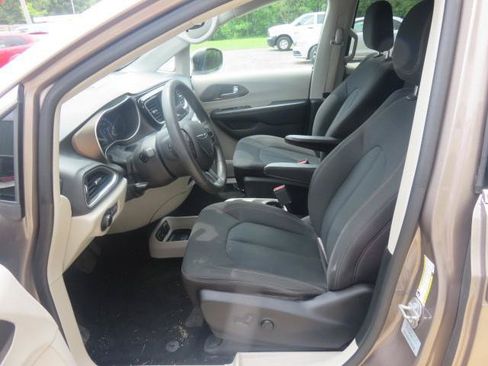 Used 2017 Chrysler Pacifica Touring FWD image 10