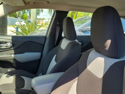 Used 2014 Jeep Cherokee Sport image 10