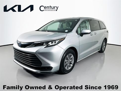 Used 2023 Toyota Sienna LE FWD image 1