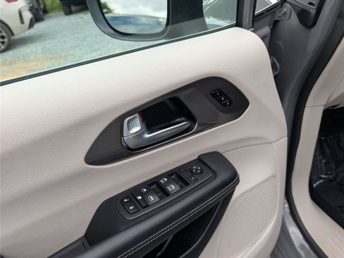 Used 2023 Chrysler Pacifica Touring-L FWD image 21