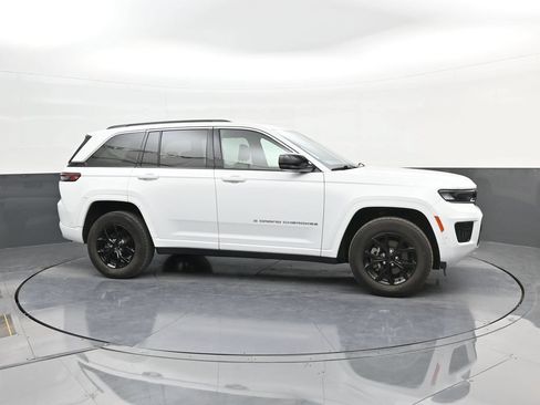 Used 2024 Jeep Grand Cherokee Altitude AWD/4WD image 9