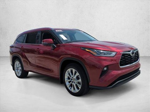Certified 2025 Toyota Highlander Limited AWD/4WD image 3