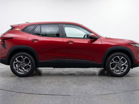 Used 2025 Chevrolet Trax LT FWD image 11