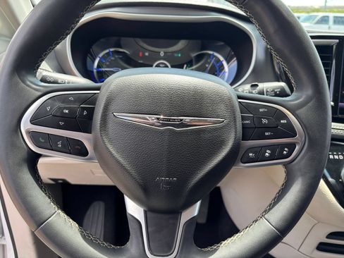 Used 2022 Chrysler Pacifica Touring-L FWD image 30