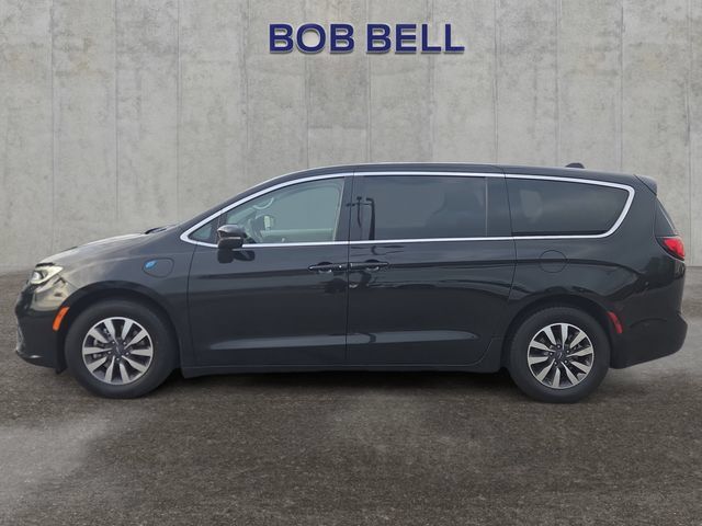Used 2023 Chrysler Pacifica Touring-L FWD image 2