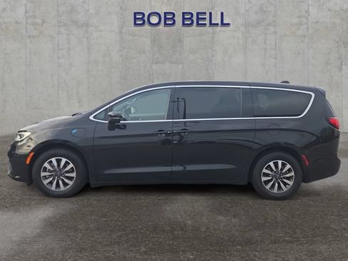 Used 2023 Chrysler Pacifica Touring-L FWD image 2