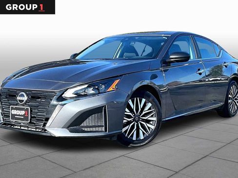 Used 2025 Nissan Altima 2.5 SV image 1