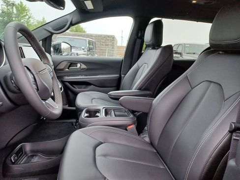 New 2027 Chrysler Pacifica Select AWD/4WD image 10