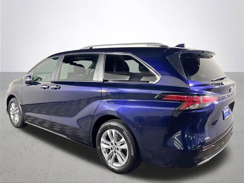 Used 2023 Toyota Sienna Limited image 8