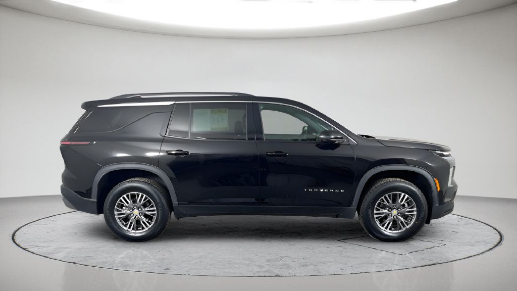Used 2025 Chevrolet Traverse LT AWD/4WD image 4