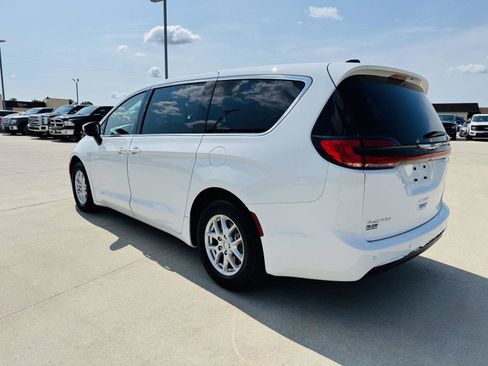 Used 2023 Chrysler Pacifica Touring-L FWD image 39