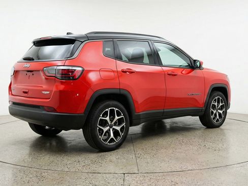 Used 2025 Jeep Compass Limited image 9