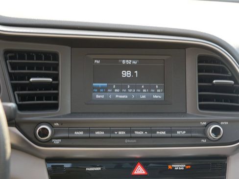 Used 2020 Hyundai Elantra SE FWD image 21