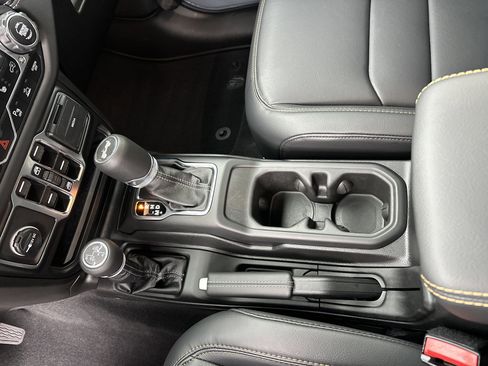 Used 2025 Jeep Wrangler Sahara image 31