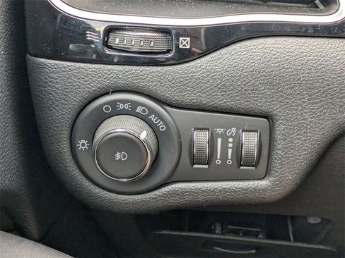 Used 2020 Jeep Cherokee Latitude Plus image 27