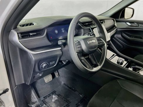 Used 2023 Jeep Grand Cherokee Altitude AWD/4WD image 9