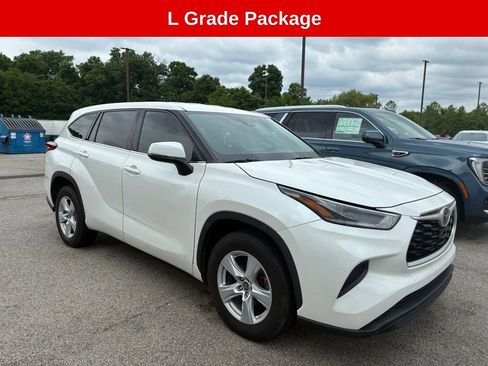 Used 2021 Toyota Highlander L FWD image 1