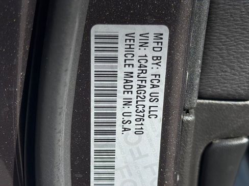 Used 2020 Jeep Grand Cherokee Laredo AWD/4WD image 27