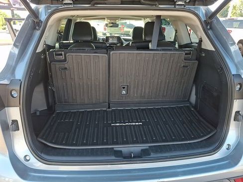 Used 2022 Toyota Highlander XLE AWD/4WD image 30