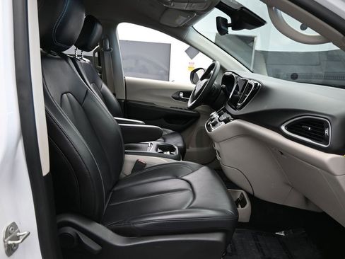 Used 2023 Chrysler Pacifica Touring-L FWD image 46