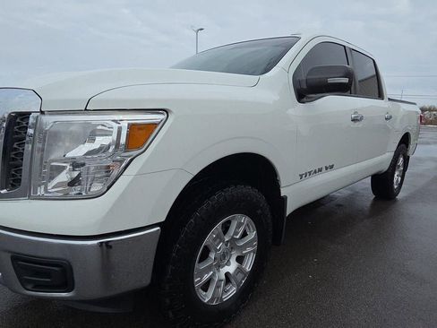 Used 2018 Nissan Titan SV image 1