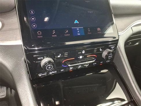 Used 2023 Jeep Grand Cherokee Limited image 20