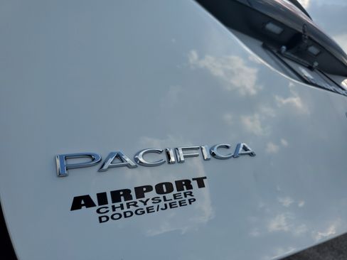 New 2026 Chrysler Pacifica Select image 7