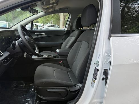 Used 2025 Kia Sportage LX FWD image 33