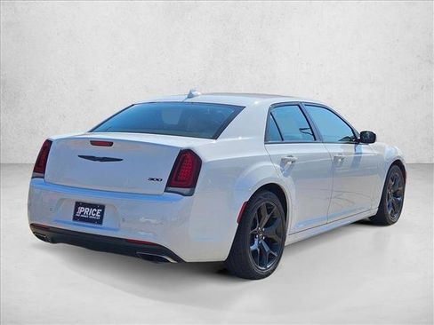 Used 2022 Chrysler 300 Touring L w/ Comfort Group RWD image 5