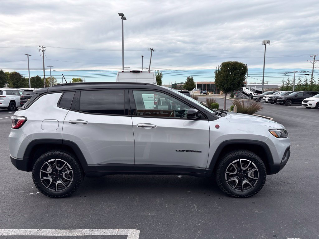 Used 2025 Jeep Compass Trailhawk AWD/4WD image 6