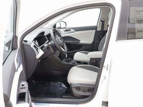 New 2025 Volkswagen Taos SE w/ Panoramic Sunroof Package image 6