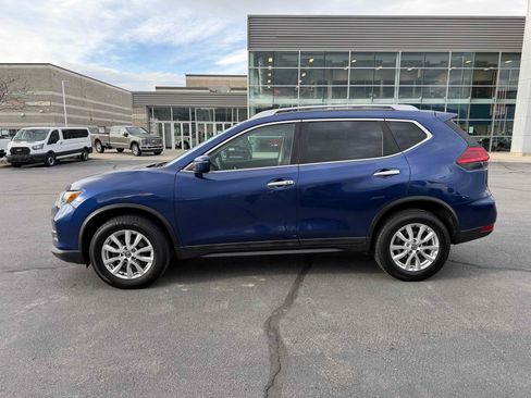 Used 2017 Nissan Rogue SV image 3