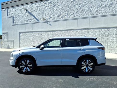 New 2026 Mitsubishi Outlander SE image 2