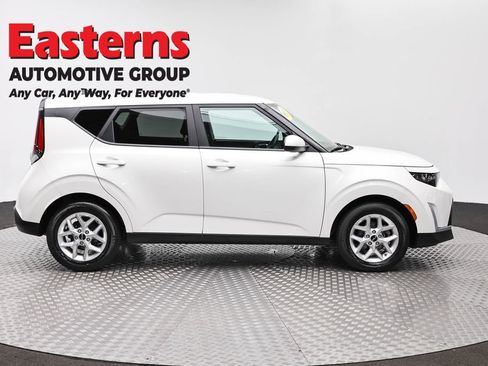 Used 2025 Kia Soul LX w/ LX Technology Package FWD image 4