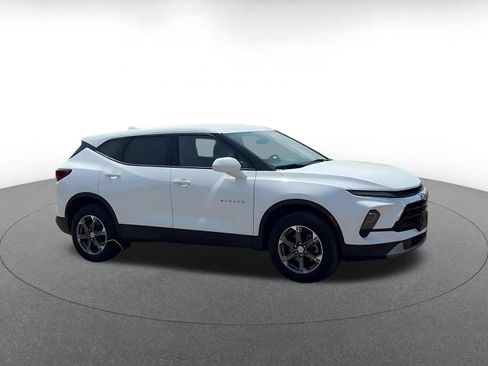 Used 2025 Chevrolet Blazer LT FWD image 2