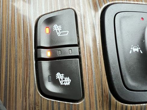 Used 2023 GMC Acadia SLE w/ Driver Convenience Package image 43