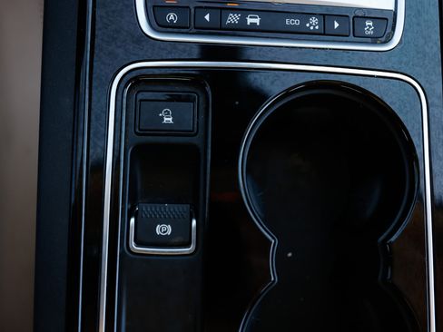 Used 2017 Jaguar XE Premium image 37