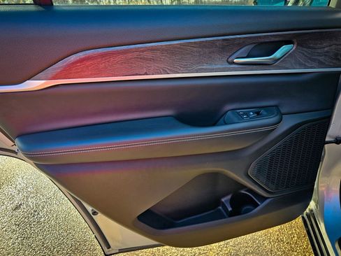 Certified 2024 Jeep Grand Cherokee L Limited image 33