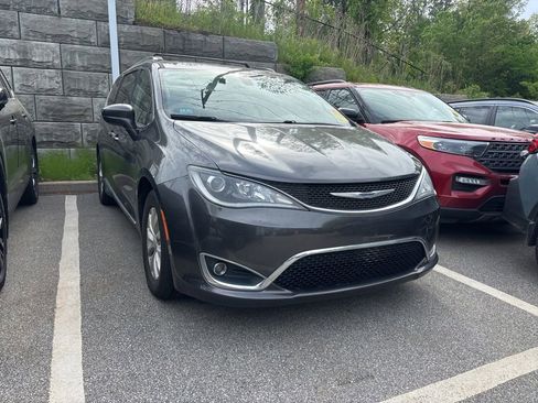 Used 2019 Chrysler Pacifica Touring-L FWD image 1