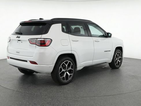 Used 2025 Jeep Compass Limited image 9