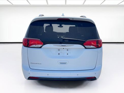 Used 2018 Chrysler Pacifica Touring-L FWD image 5