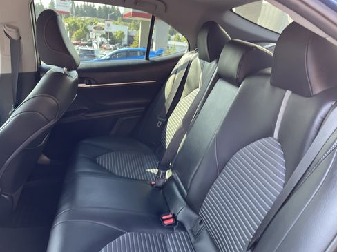 Used 2018 Toyota Camry SE FWD image 13